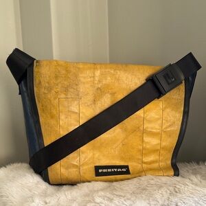 FREITAG F12 Dragnet recycled trucking tarp large messenger bag